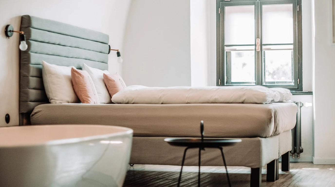 Smart Bed Cooling: Eight Sleep Pod 4 vs ChiliPad